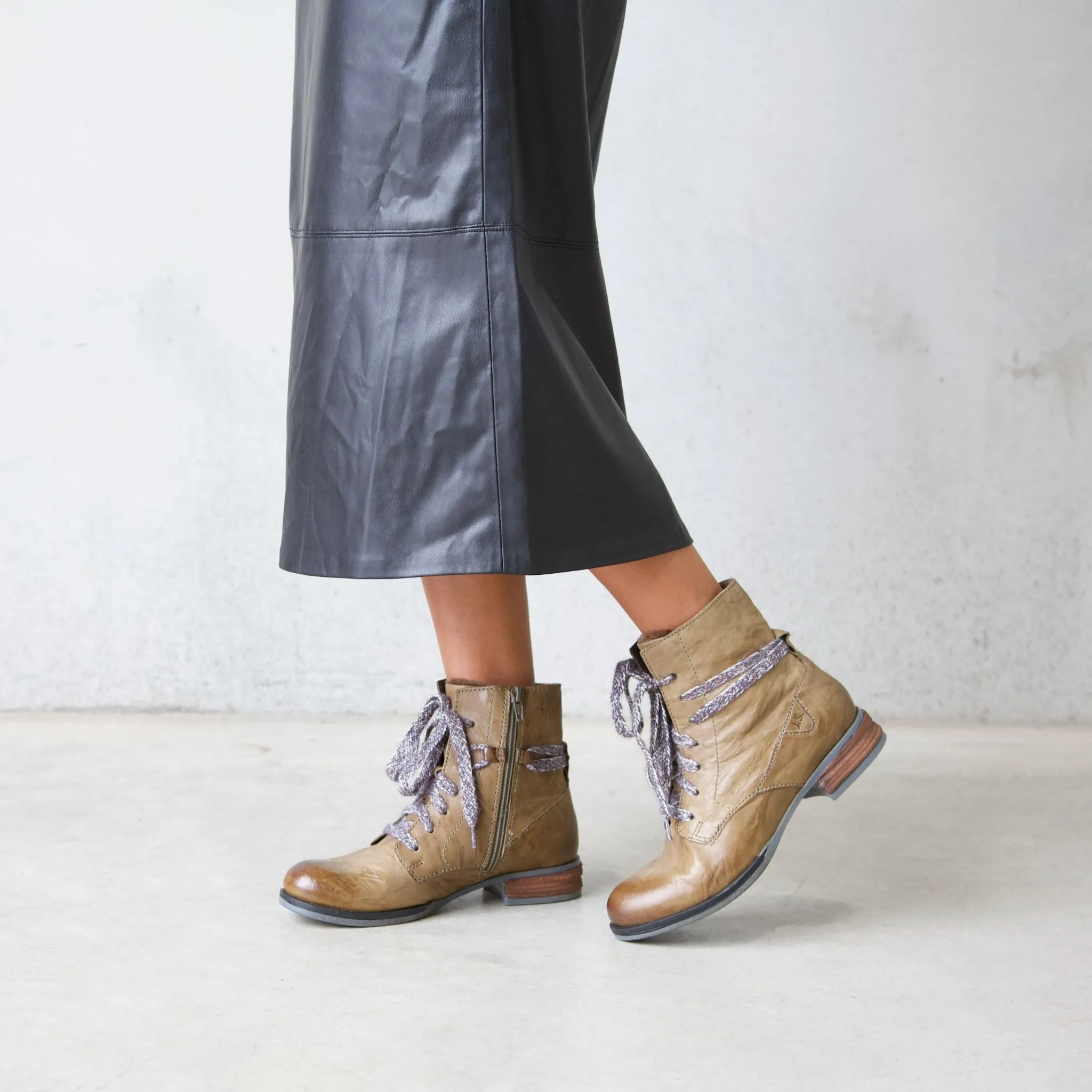 Sanja 18 Olive Leather Ankle Boots